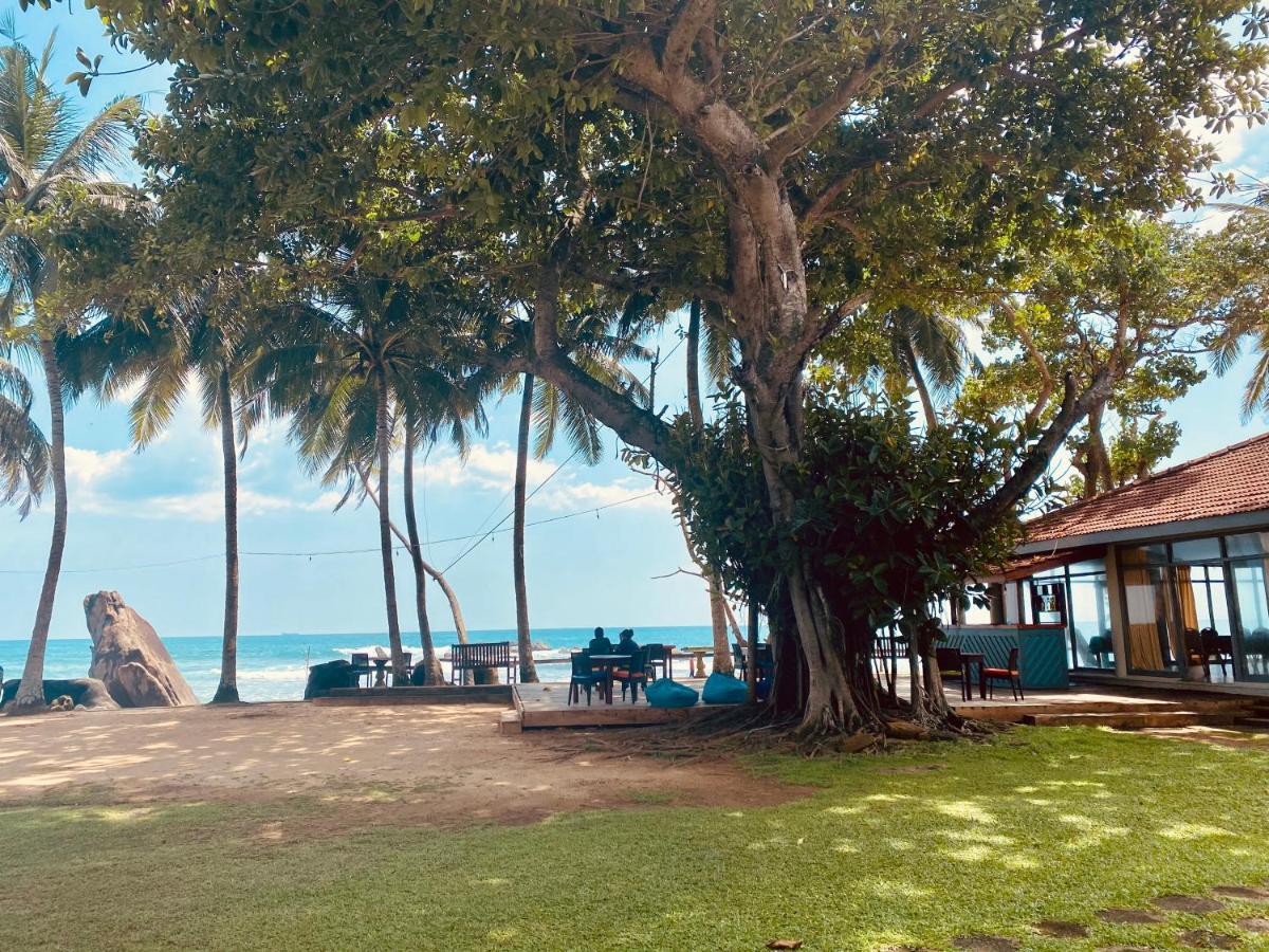 Sri Gemunu Beach Resort Унаватуна Экстерьер фото