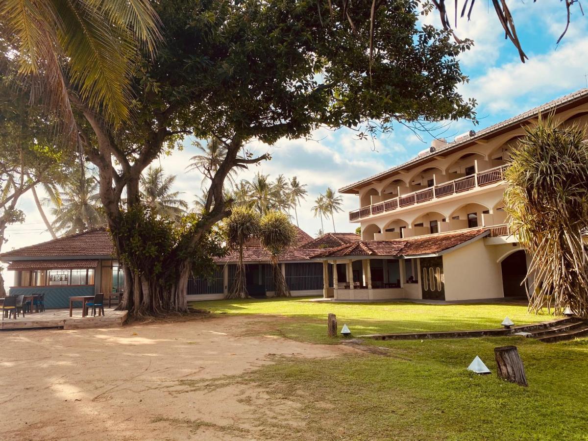 Sri Gemunu Beach Resort Унаватуна Экстерьер фото