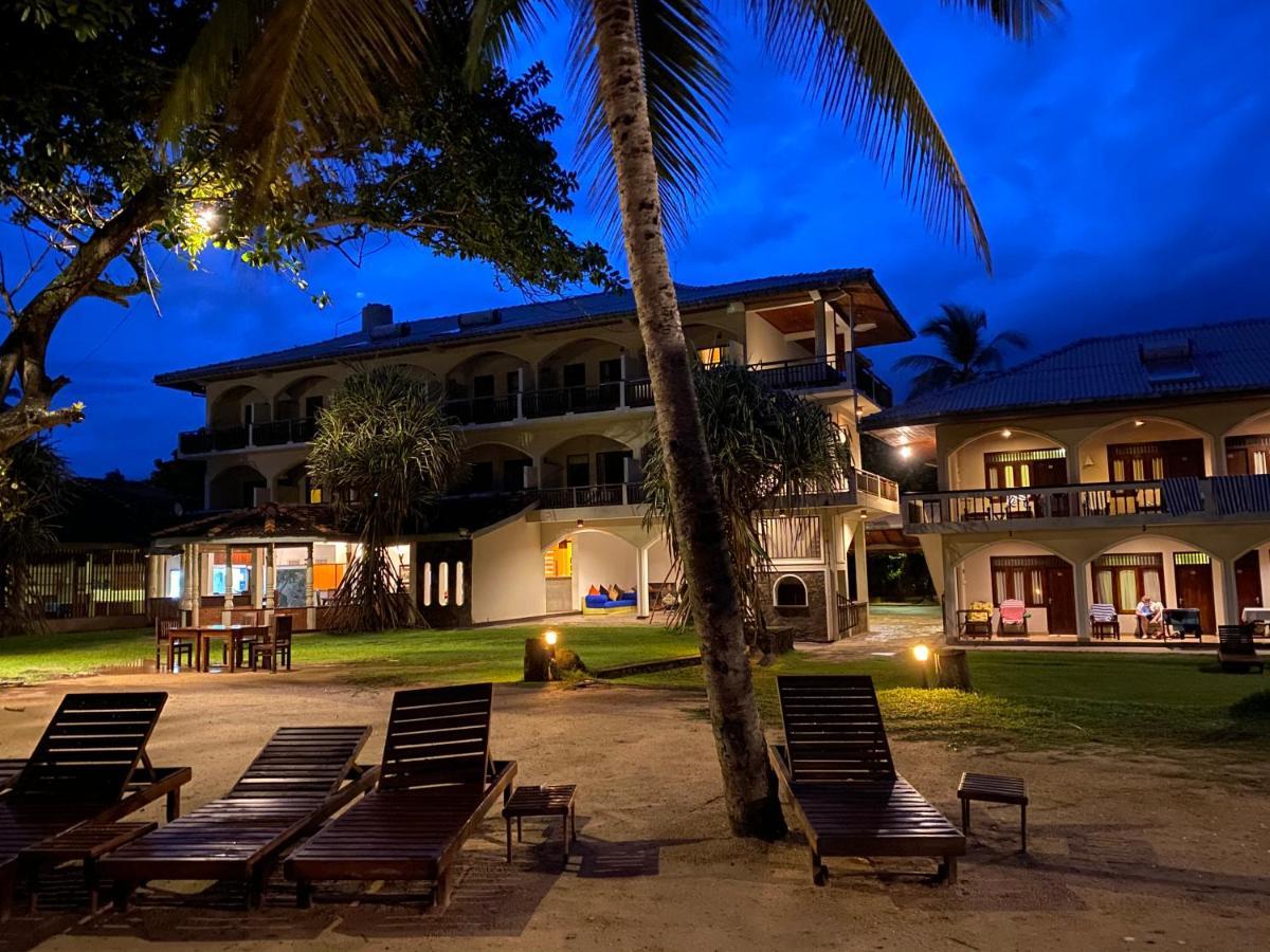 Sri Gemunu Beach Resort Унаватуна Экстерьер фото