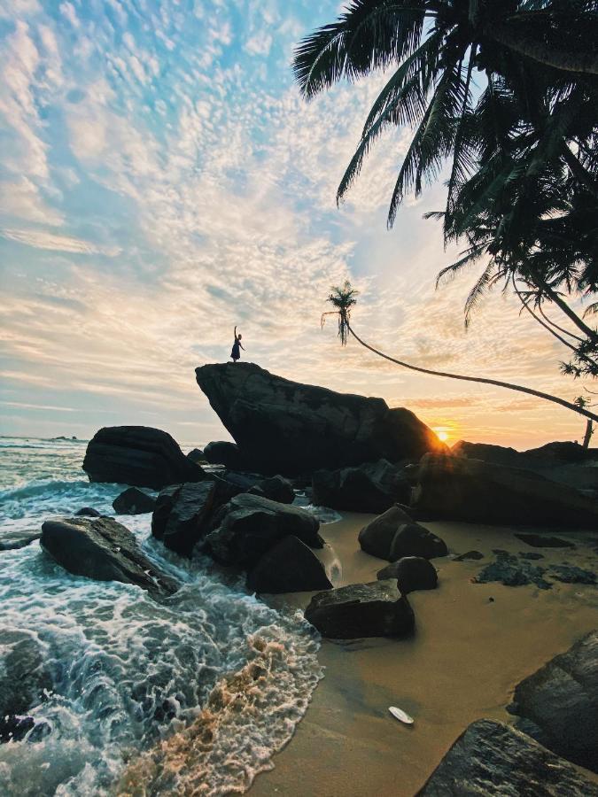 Sri Gemunu Beach Resort Унаватуна Экстерьер фото
