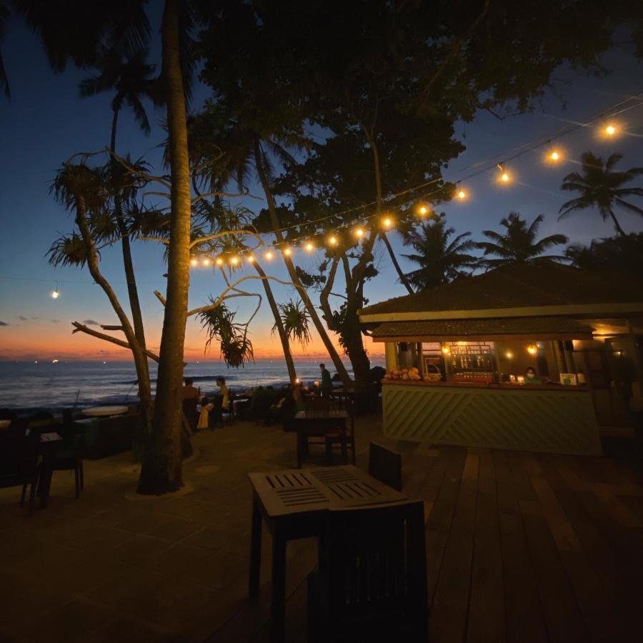 Sri Gemunu Beach Resort Унаватуна Экстерьер фото