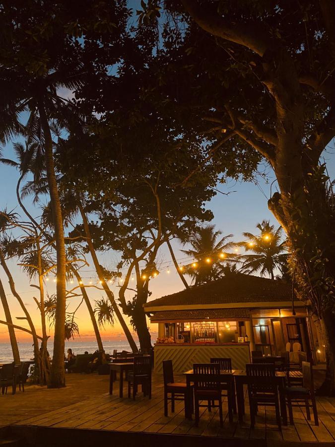 Sri Gemunu Beach Resort Унаватуна Экстерьер фото