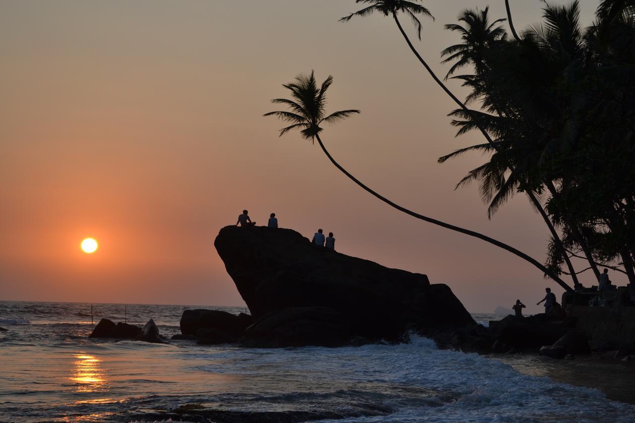 Sri Gemunu Beach Resort Унаватуна Экстерьер фото