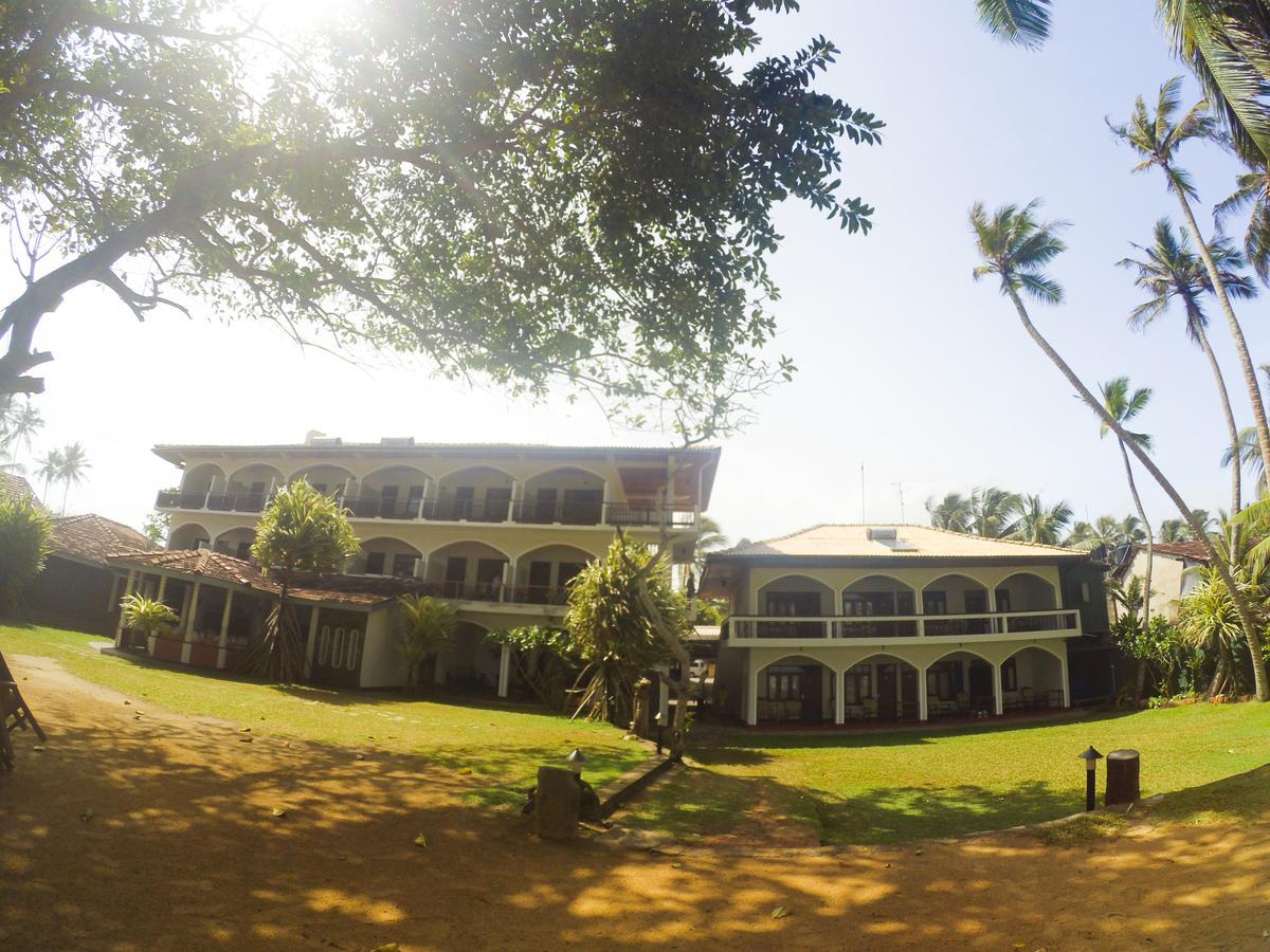 Sri Gemunu Beach Resort Унаватуна Экстерьер фото