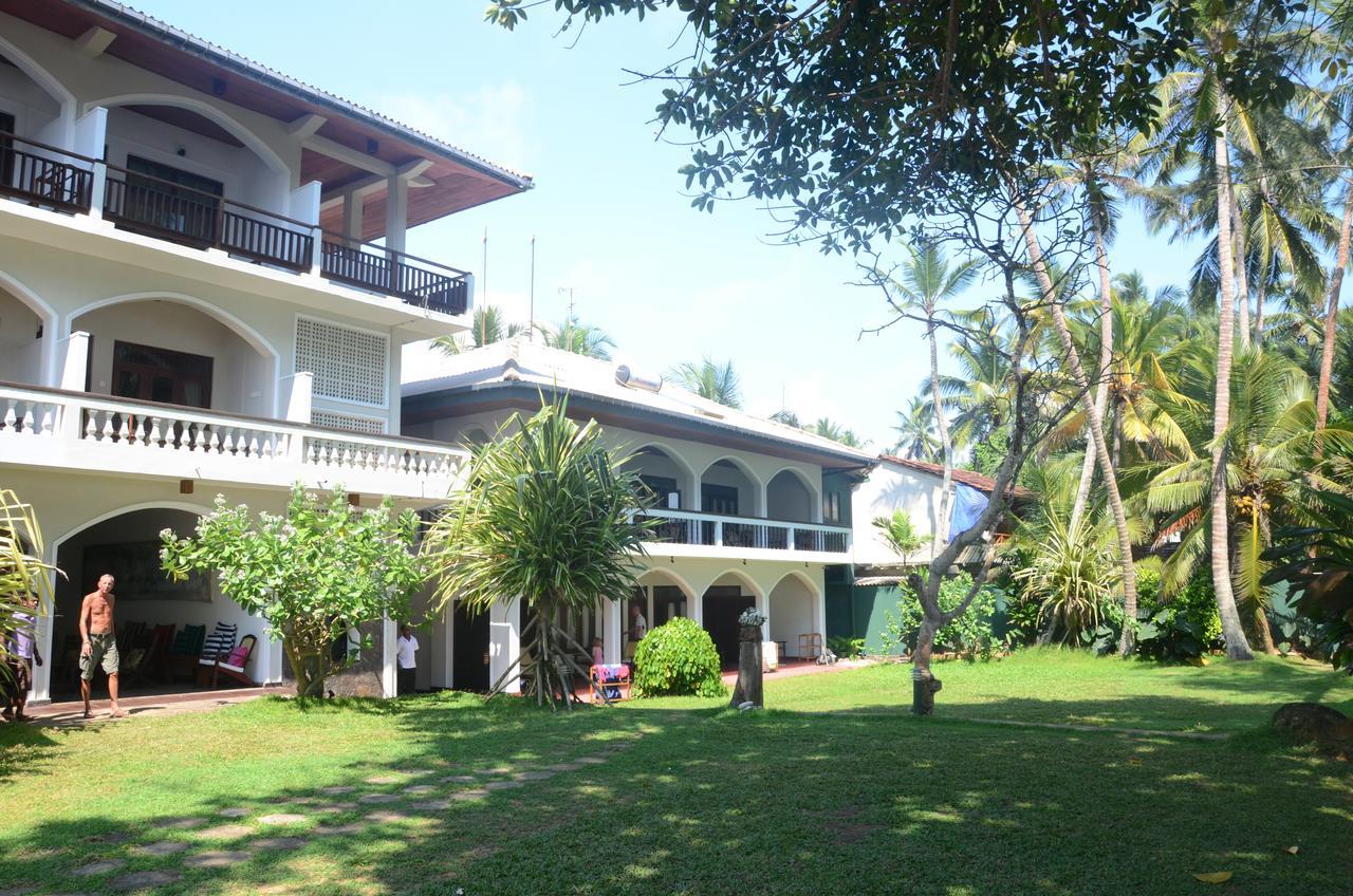 Sri Gemunu Beach Resort Унаватуна Экстерьер фото