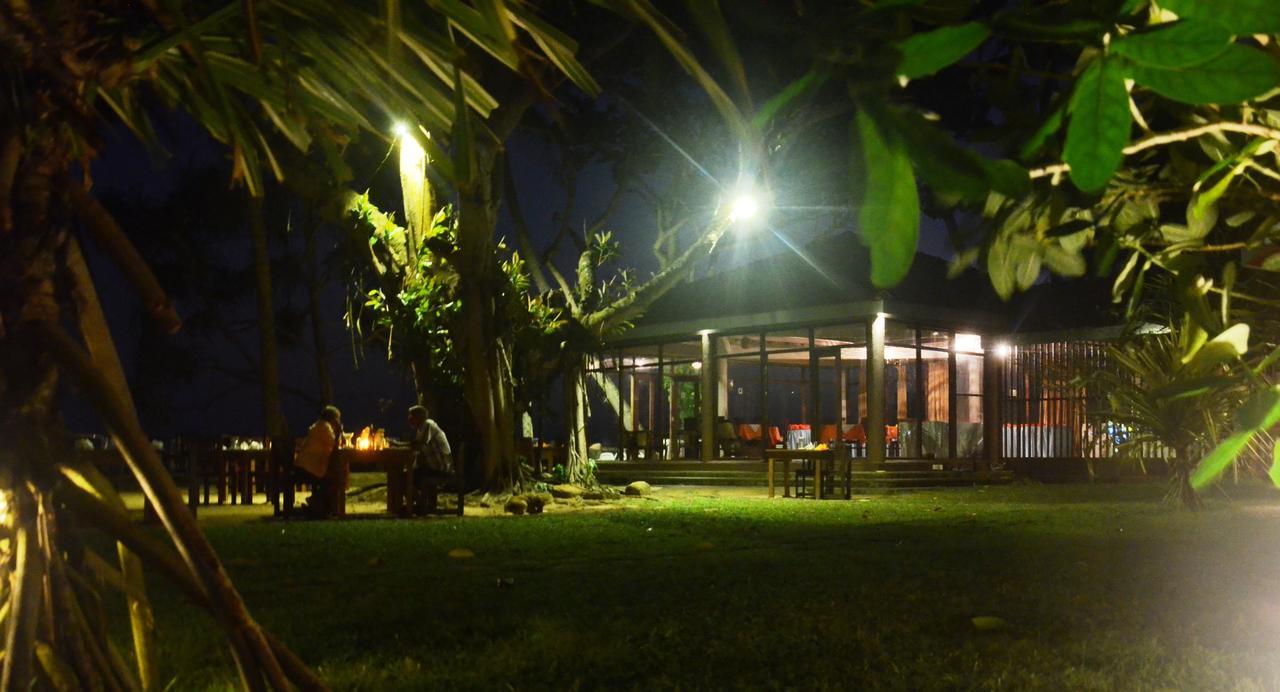 Sri Gemunu Beach Resort Унаватуна Экстерьер фото