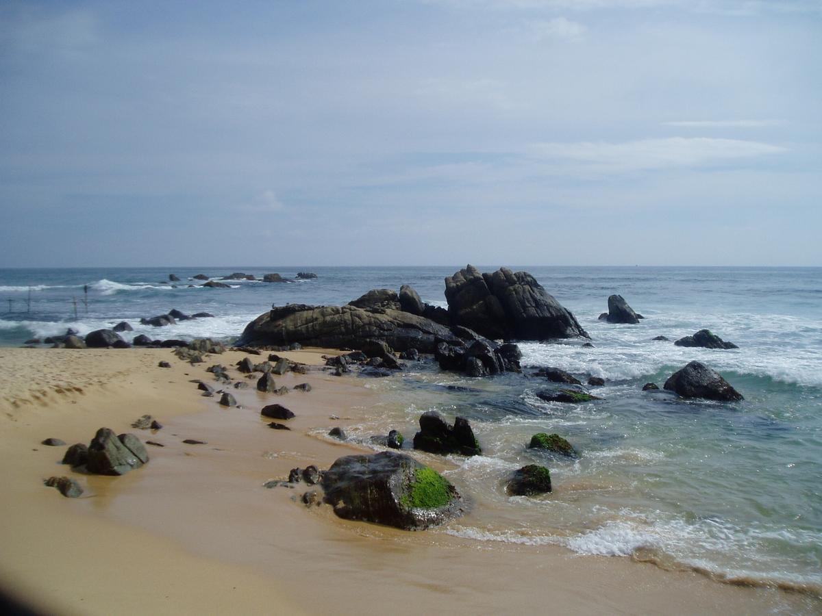 Sri Gemunu Beach Resort Унаватуна Экстерьер фото